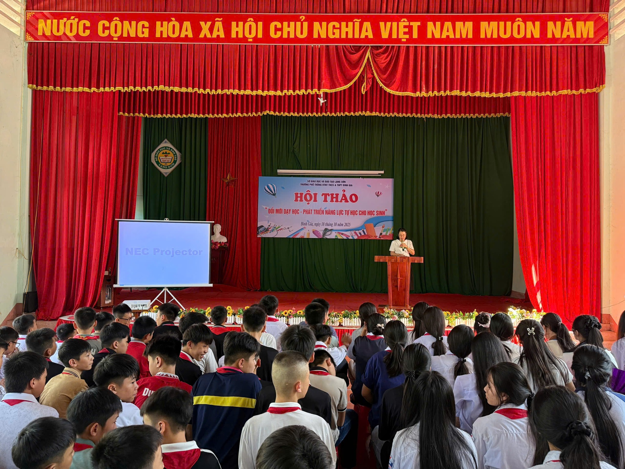 Cô Hoàng Thị Quyên - PHT nhà trường phát biểu khai mạc, nêu mục đích - ý nghĩa Hội thảo