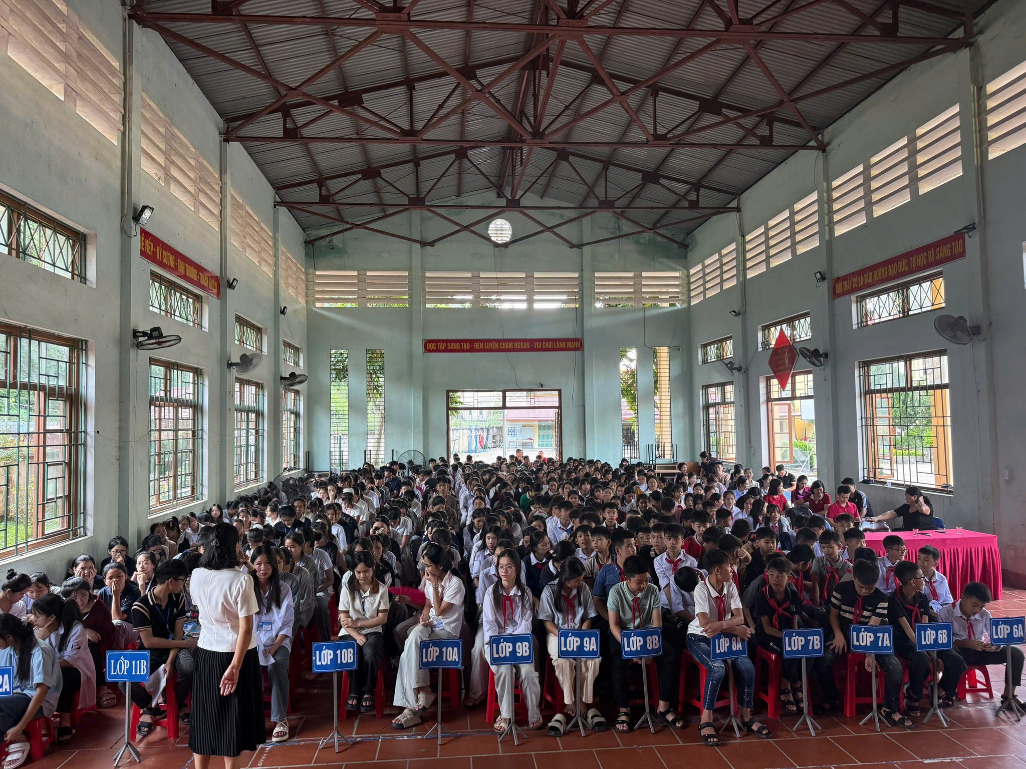 Có thể là hình ảnh về một hoặc nhiều người, mọi người đang học và đám đông