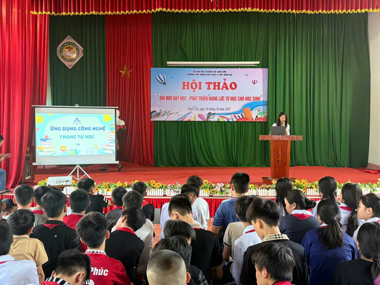 Có thể là hình ảnh về đang học, cái bục và văn bản