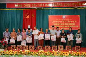 tặng quà cho hộ nghèo cận nghèo